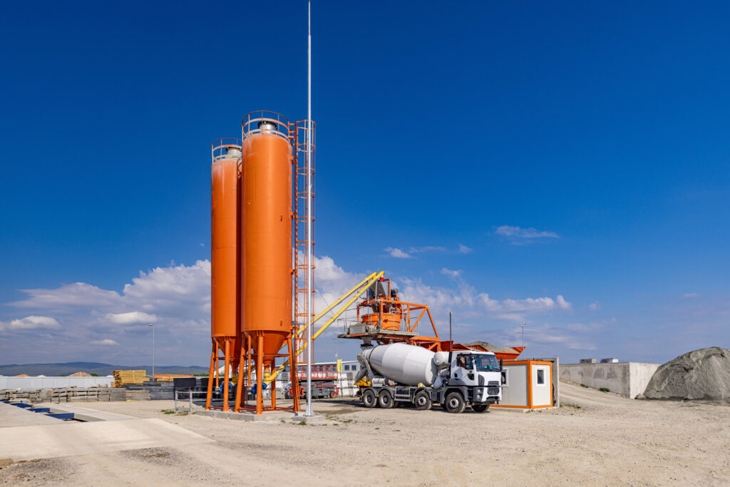Distributeur automatique de béton à Sarlat avec tour de malaxage et silos